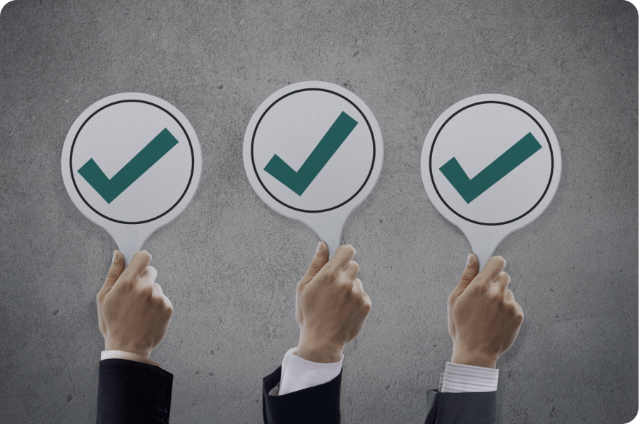 Dłonie z tabliczkami checker